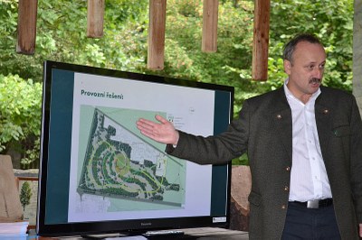 FOTO: V. Blahuta, ředitel městských lesů, nad plánem nového areálu. Snímky: P. Havránek