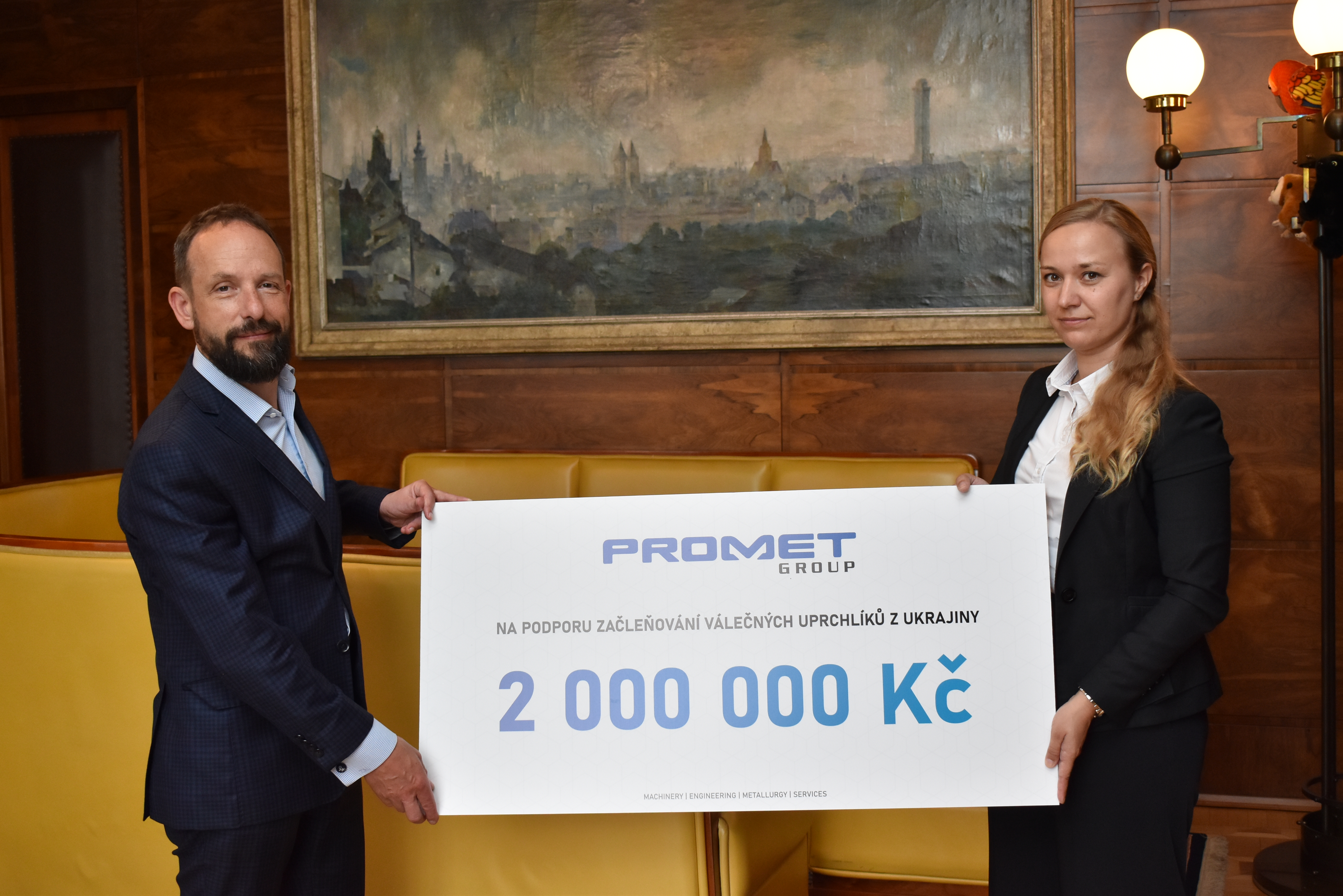 Primátor Tomáš Macura přebírá šek od členky představenstva Promet Group Denisy Materové. Foto: MMO