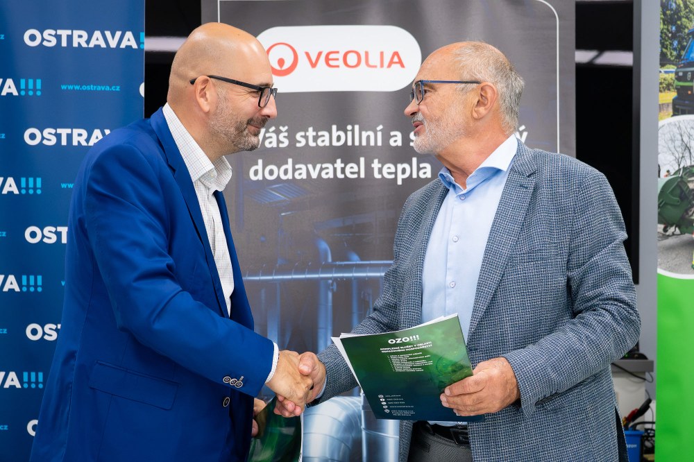 (zleva) Obchodní ředitel skupiny Veolia Jakub Tobola a jednatel společnosti OZO Ostrava Karel Belda (zleva) Obchodní ředitel skupiny Veolia Jakub Tobola a jednatel společnosti OZO Ostrava Karel Belda
