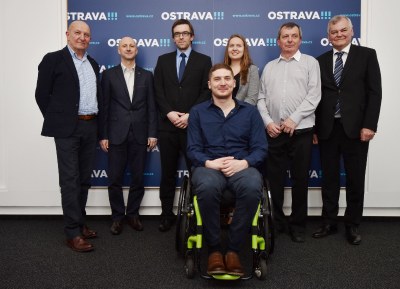 Vítězové ankety Sportovec roku Ostravy 2017. Vepředu Vojtěch Konečný, stojící zleva: Stanislav Benda, Tomáš Demek (oba z TTC Ostrava 2016), Václav Menšík (3E PROJEKT), Sára Karasová, Václav Raštica (dědeček Nikol Tabačkové) a Vladimír Vůjtek.