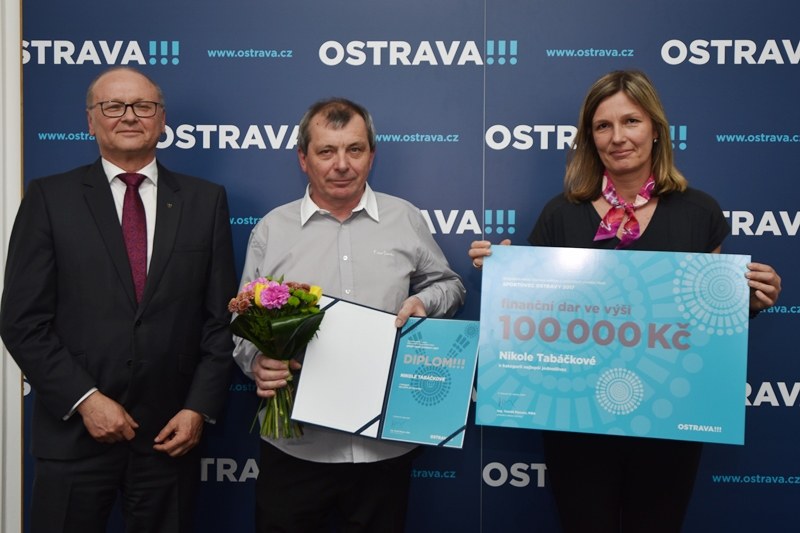 Náměstek primátora Vladimír Cigánek předává ceny dědečkovi a trenérce Nikol Tabačkové. Náměstek primátora Vladimír Cigánek předává ceny dědečkovi a trenérce Nikol Tabačkové.