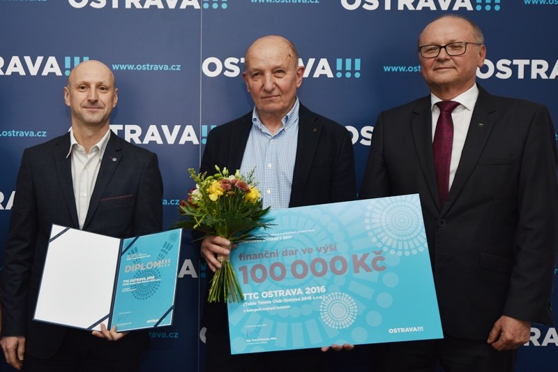 Nejlepším kolektivem jsou stolní tenisté TTC Ostrava. Na snímku Tomáš Demek a Stanislav Benda s náměstkem Vladimírem Cigánkem. Nejlepším kolektivem jsou stolní tenisté TTC Ostrava. Na snímku Tomáš Demek a Stanislav Benda s náměstkem Vladimírem Cigánkem.