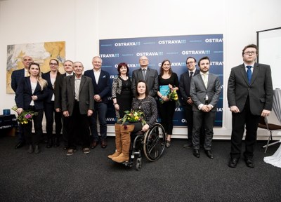 Ocenění sportovci roku a zástupce společensky odpovědné firmy na společném snímku s představiteli města. Foto: Lukáš Kaboň 