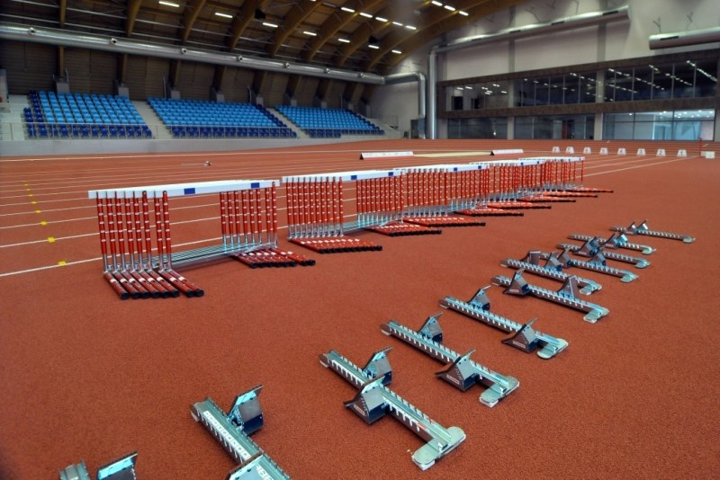 Do haly se stěhuje sportovní vybavení.