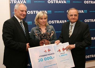 Náměstek primátora Zbyněk Pražák (zleva) a předseda sportovní komise Vladimír Stuchlý s ředitelkou ZŠ Porubská 832 Hanou Petrovou. Foto: B. Krzyžanek