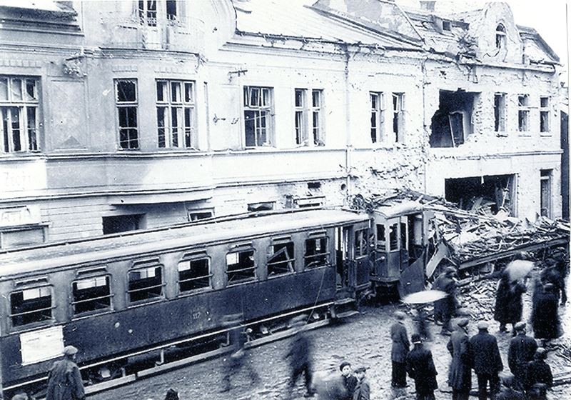 Tramvaj z Michálkovic do Sl. Ostravy zasažená při náletu 25. 2. 1945.