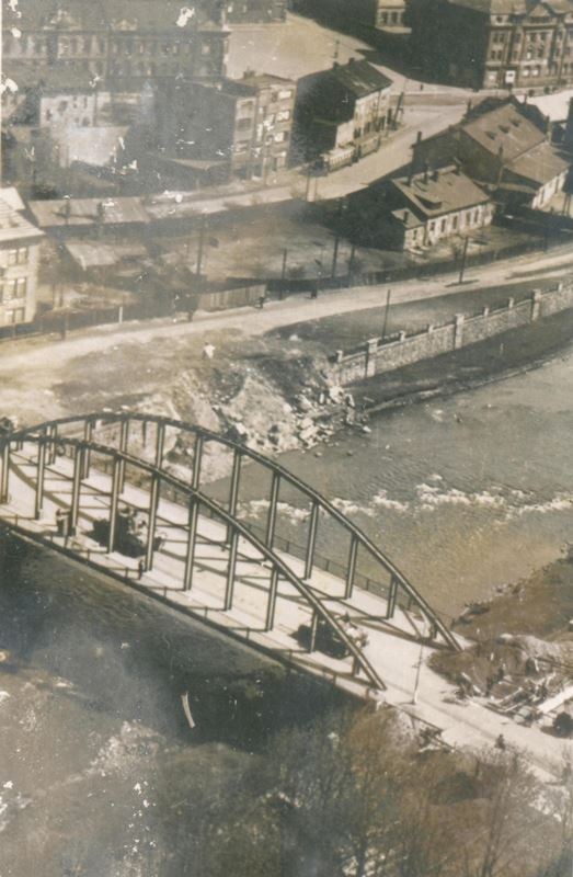 Ústup německých tanků přes most u Nové radnice.