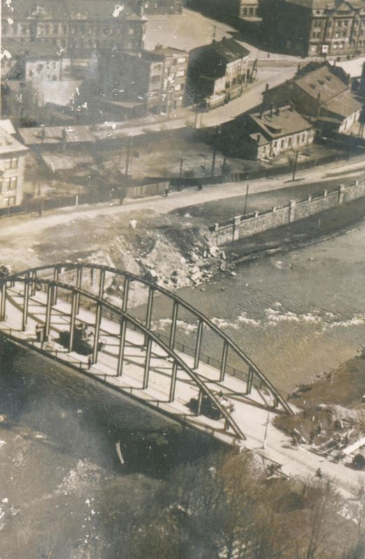 Ústup německých tanků přes most u Nové radnice.