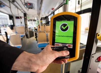 Platební kartou hradí jízdné v ostravské MHD stále více cestujících. Foto: Lukáš Kaboň