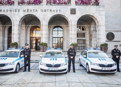 Strážníci u služebních automobilů. Foto: Jiří Zerzoň