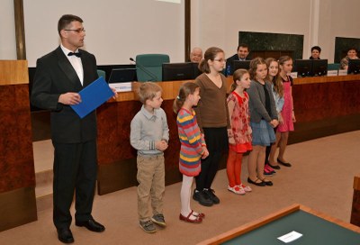 Předseda poroty spisovatel Milan Šťastný s nejmenšími výherci soutěže. Foto: L. Vidlička