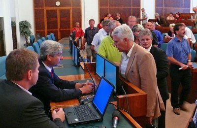 FOTO: Primátor P. Kajnar v debatě se starostou Třanovic J. Tomiczkem