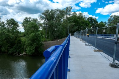 Součástí mostu je také stezka pro cyklisty a chodce. Foto: Adolf Horsinka