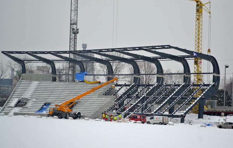 Východní krytá tribuna rychle roste