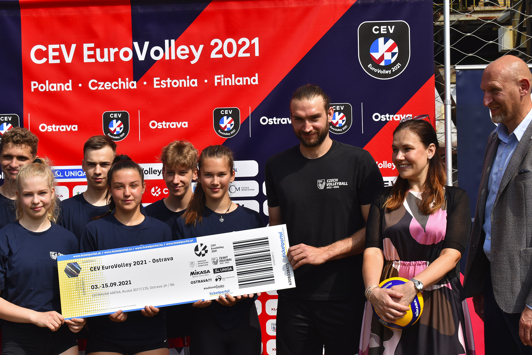 Symbolické vstupenky na zářijový šampionát si převzali jako první mladí sportovci. Foto: René Stejskal