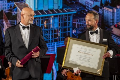 Primátor Tomáš Macura s architektem Cyrilem Vltavským při udílení ceny Opera Civitatem. Foto: Martin Divíšek 