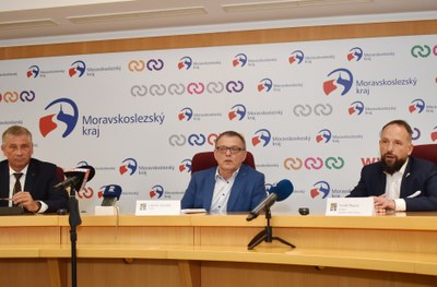 Primátor Tomáš Macura (vpravo) na tiskové konferenci s ministrem Lubomírem Zaorálkem (uprostřed) a hejtmanem Ivo Vondrákem. Foto: René Stejskal