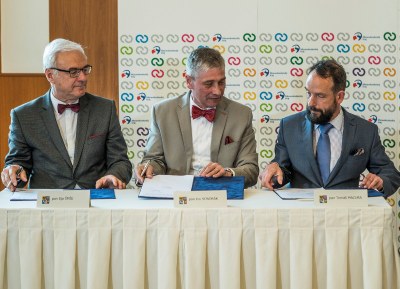 Ministr kultury Ilja Šmíd, hejtman Ivo Vondrák a primátor Tomáš Macura (zleva) podepisují memorandum. Foto: Jiří Zerzoň