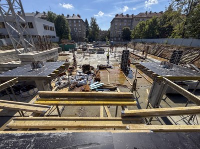Práce na parkovacím domě v Budovatelské ulici zdárně pokračují. Foto: Adolf Horsinka