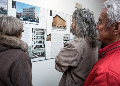 Návštěvníci výstavy si prohlížejí panely popisující architektonicky zajímavé stavby. Foto: Jiří Zerzoň