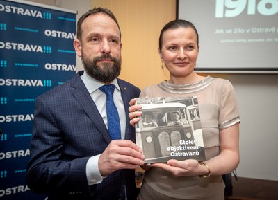 Primátor Tomáš Macura a ředitelka Archivu města Ostravy Hana Šústková s knihou Století objektivem Ostravanů. Foto: Lukáš Kaboň