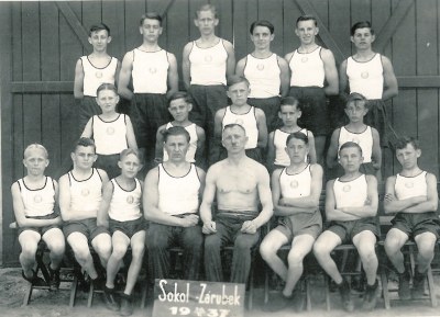 Historický snímek zachytil sokoly ze Zárubku se svým cvičitelem v květnu roku 1937. 