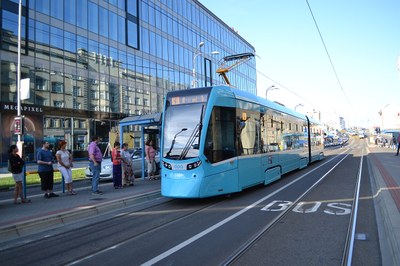 Prozatím nejmodernější typ tramvajového vozu ostravské MHD od švýcarské firmy Stadler přijíždí k zastávce Nová Karolina. Foto: René Stejskal.