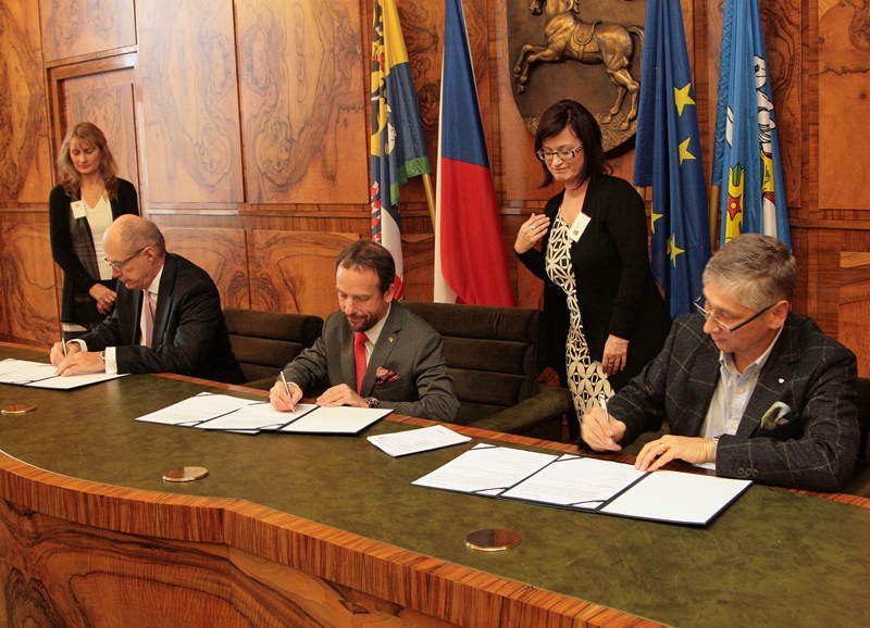 Moment podpisu memoranda. Zleva Jan Lata, Tomáš Macura a Ivo Vondrák. Foto: B. Krzyžanek