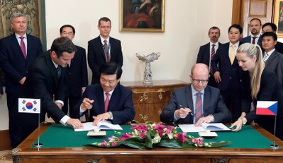 Ze slavnostního podpisu investiční smlouvy s firmou Hyundai Mobis. Foto: ČTK