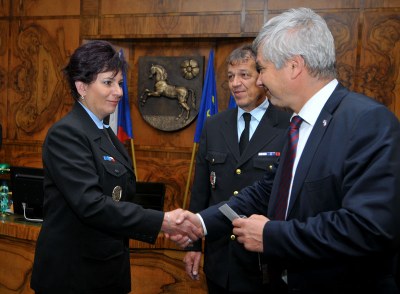 Pimátor Petr Kajnar vyznamenal Margaretu Noskovou za záchranu života Foto: J. Urban