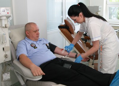 Strážník Richard Liška při svém dalším odběru, tentokrát krevní plazmy. Na snímku s všeobecnou sestrou Annou Fančovičovou. Foto: B. Krzyžanek