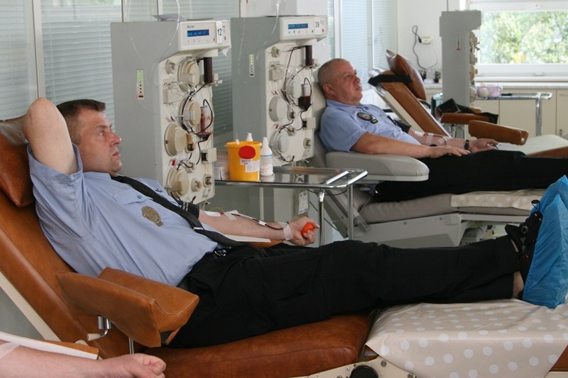 Spolu s Richardem Liškou daroval plazmu i strážník Roman Kabát.