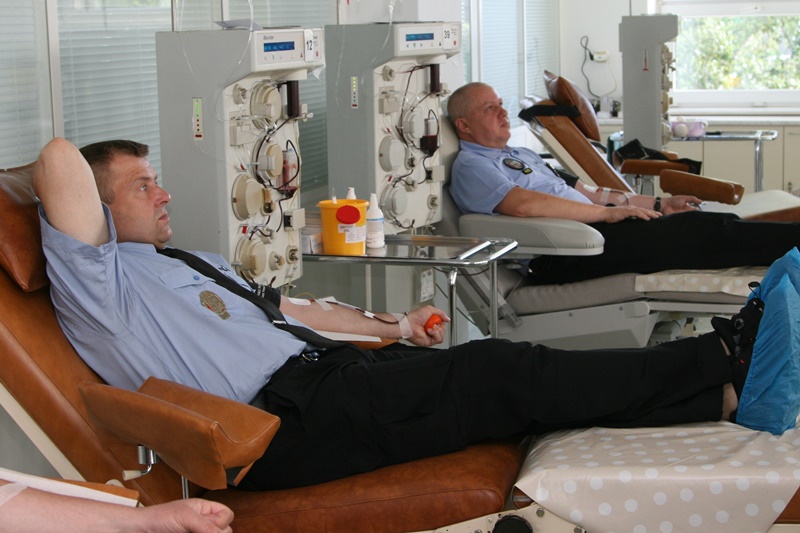 Spolu s Richardem Liškou daroval plazmu i strážník Roman Kabát.