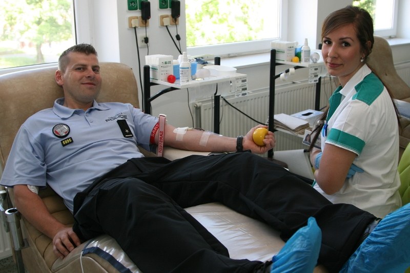 Strážník Stanislav Klein se zdravotní asistentkou Lucií Janíkovou. 