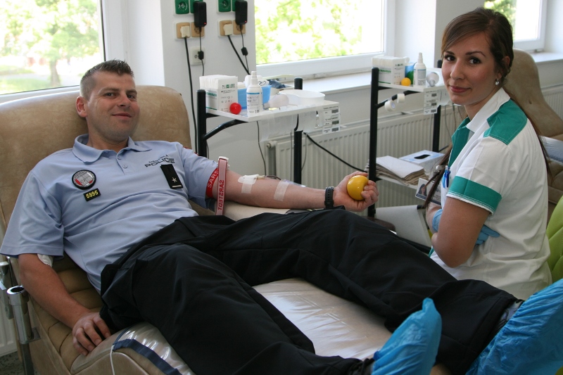 Strážník Stanislav Klein se zdravotní asistentkou Lucií Janíkovou. 