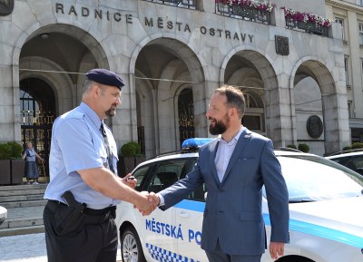 Primátor Tomáš Macura předává strážníkovi klíčky od služebního vozu s CNG pohonem. Foto: René Stejskal 