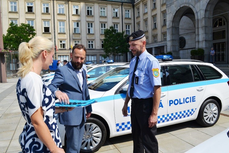 Slavnostní předávání klíčů od nových automobilů. 