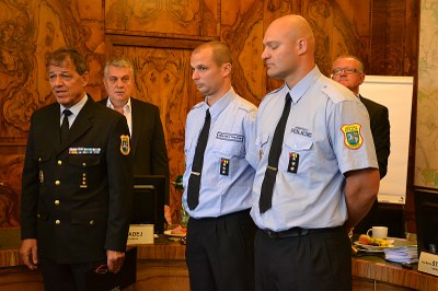 Strážníci L. Klapuch (vlevo) a J. Nekola s ředitelem MPO Z. Harazimem. Foto: P. Havránek