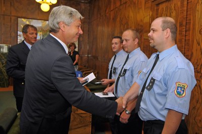 Foto: Petr Kajnar předává stužku Za odvahu Petru Erdösovi