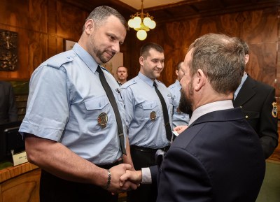 Primátor Tomáš Macura blahopřeje strážníkovi Petru Velebovi.  Foto: Lukáš Kaboň