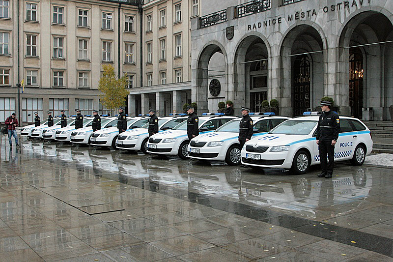 Automobily pro obnovu vozového parku městské policie.