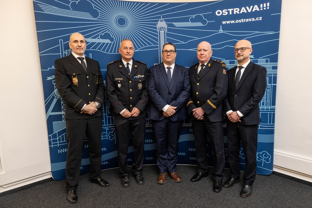 Ostravský primátor Jan Dohnal (uprostřed) s vedoucími představiteli složek IZS v Ostravě a Moravskoslezském kraji. Foto: Jiří Zezoň Ostravský primátor Jan Dohnal (uprostřed) s vedoucími představiteli složek IZS v Ostravě a Moravskoslezském kraji. Foto: Jiří Zezoň