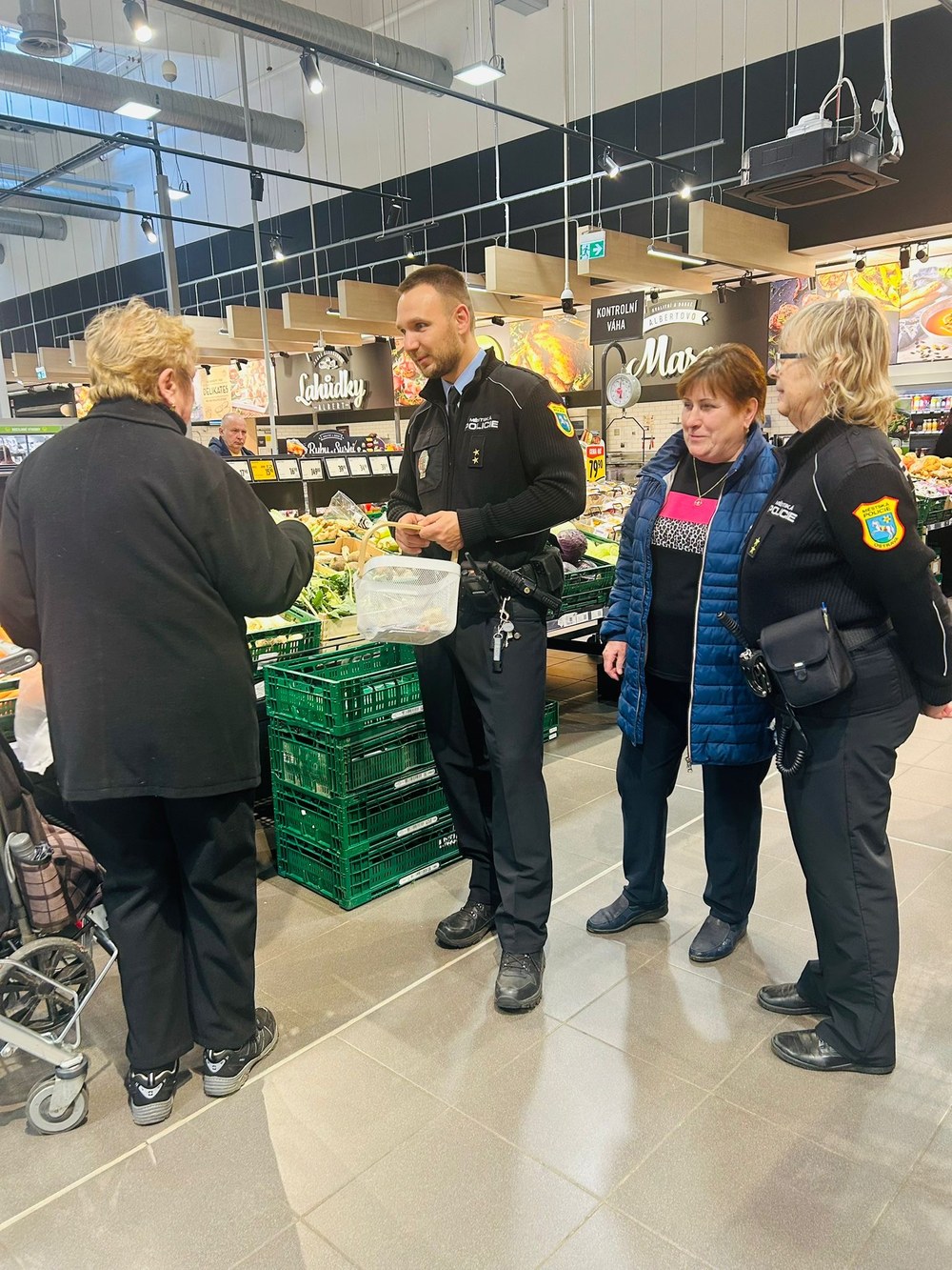 Strážníci v jednom z ostravských obchodních center. Foto: MPO Strážníci v jednom z ostravských obchodních center. Foto: MPO