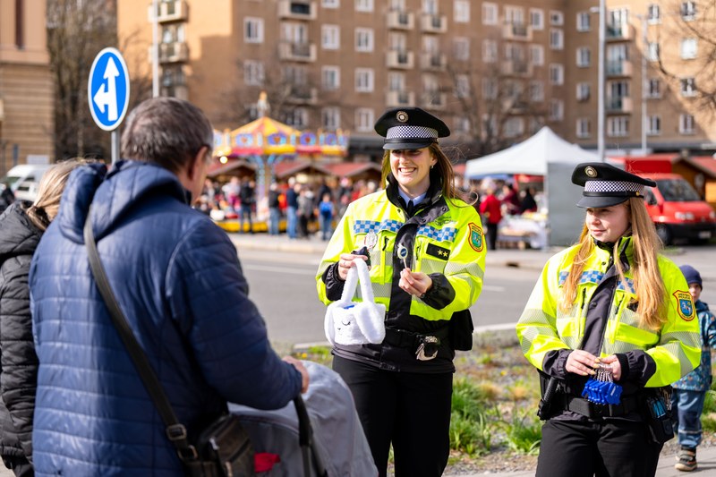 Preventistky Městské policie Ostrava na velikonočních trzích v Porubě. Foto: Jiří Birke