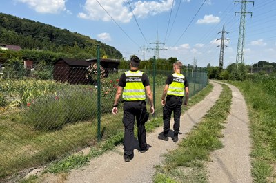 Hlídka strážníků při preventivní obhlídce zahrádkářské kolonie. Foto: MPO
