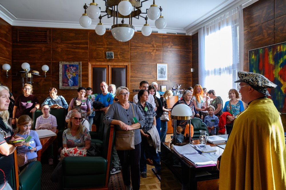 Účastníci komentované prohlídky v primátorské pracovně Nové radnice