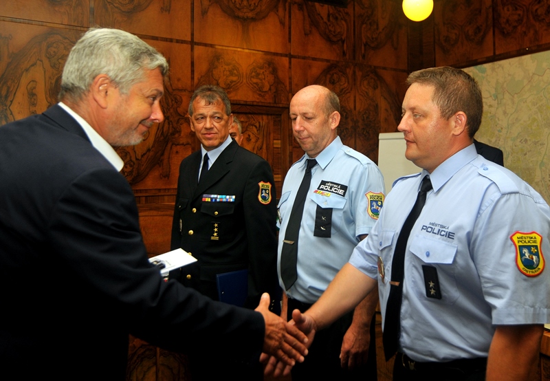 P. Kajnar předává ocenění strážníkům M. Jandurovi a P. Blaschovi. V pozadí ředitel MPO Z. Harazim. Foto: J. Urban