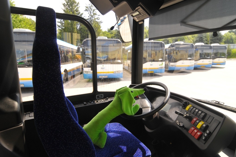 Maskot nízkopodlažních autobusů Solaris za volantem