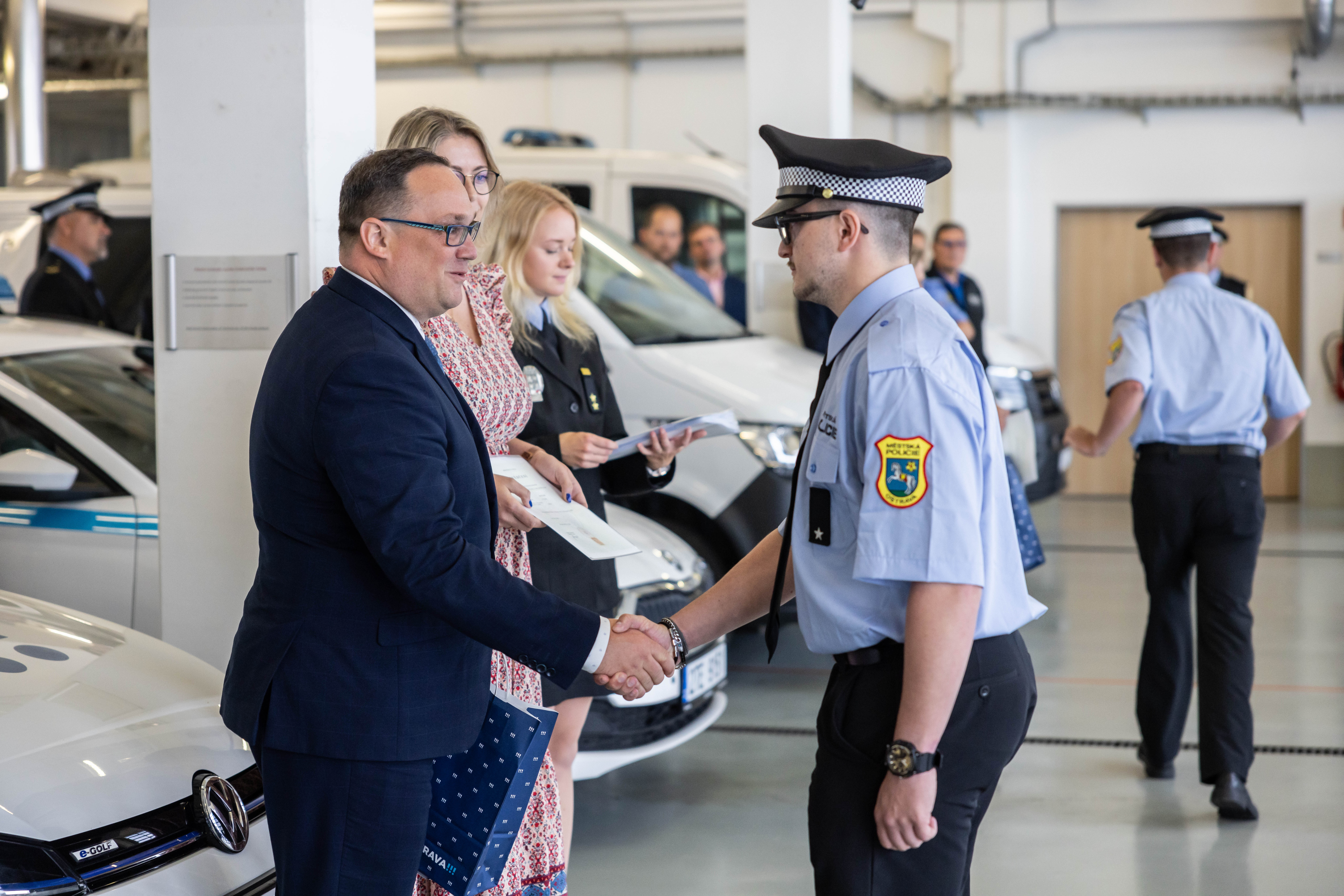 Strážníkům, kteří prošli jubilejním kurzem, pogratuloval také primátor Jan Dohnal. Foto: Jiří Zerzoň