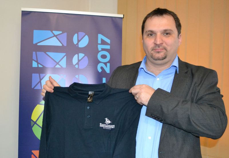 Náměstek primátora Martin Štěpánek představuje tričko s logem ME v krasobruslení v Ostravě. Foto: R. Stejskal 